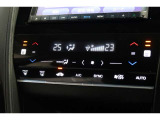 運転席と助手席の温度設定の変更が可能な左右独立タイプのデュアルエアコンです♪♪♪暑がりな人・寒がりな人も誰もが車内を快適にお過ごしいただけます♪♪♪