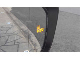 {ブラインドスポットモニター}隣の車線を走る車両をレーダーで検知し、ドアミラーに搭載されたLEDインジケーターが点灯し注意を喚起してくれます。