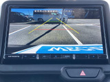 後方の映像とガイド線を画面で確認でき、駐車時の周囲確認をサポートします。車両後方の状況を把握しながら、駐車スペースへの出入りを落ち着いて行いやすい装備です。