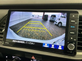リバースギアに入れるだけで後方の表示へ切り替わります。夜間や雨の日の駐車も楽になりますよ。