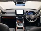 シンプルながら機能性あふれる運転席廻りです。視界性もよく、運転しやすいですよ。