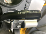 方向指示やライトの操作を手元で行えるレバーを備えています。表示が見やすく、曲がるときや周囲が暗い場面でも操作位置を把握しやすいため、日常の運転に便利です。