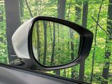 【ブラインドスポットモニタリング】走行中、ドアミラーの死角になりやすい箇所に後続車が接近するとサイドミラー付近に警告を表示、ドライバーに注意喚起をしてくれます。
