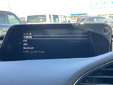 画面のソース一覧から、交通情報やFM、AMなどを選べる構成です。停車中の映像視聴にも活用できる画面で、休憩中に車内で過ごす時間をより楽しみたい方にもおすすめです。