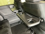 前席背面には格納式のテーブルも装備。食事やスマホ・タブレットでの動画視聴など様々な用途で活躍します。サイドにはちょっとした荷物がかけれる便利なコンビニフック付きです。