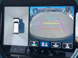 後方の映像に加えて車両周辺の状況も画面で確認でき、駐車時の後退をサポートします。ガイド線が目安となり、周囲への注意を払いながら駐車位置を把握しやすい装備です。