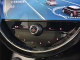 インパネ中央のアイコニックなディスプレイに映し出されるのが最大の特徴です。現行モデルでは高精細な有機EL(OLED)を採用し、タッチや音声で直感的に操作できます。