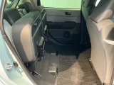 後席の座面をはねあげると、後席のあったスペースがそのまま高さのある荷室空間に!背の高い荷物も横にせずそのまま積み込めます。もちろん左右片方だけのアレンジも可能です。