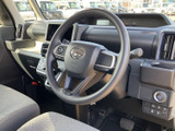 運転席まわりは見通しがよく、前方や周囲の確認がしやすいレイアウトです。シートや内装は落ち着いた色合いでまとめられ、毎日の乗り降りにもなじみます。