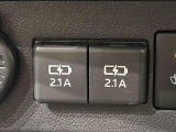 2.1A充電対応USB電源ソケットが2口。2人分のスマートフォンやタブレットが同時に充電できます♪