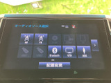 ラジオやBluetoothなど、複数のオーディオソースが画面に並びます。使いたい項目を表示から選べるため、音楽やラジオを楽しみたい日常の移動でも、ソースの切り替えが分かりやすい構成です。