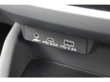 インパネ下方スペースにUSB電源&times;2装備、ナビとの接続USBジャックにもなっています、AUX音声入力もできます
