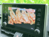 画面にはテレビ番組の映像が表示され、停車中のひとときに視聴を楽しめます。画面が大きく映像を確認しやすいため、休憩時間を過ごす際にも活用いただけます。