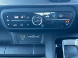 もちろんフルオートエアコン!運転席シートヒーターもついてますのでいつでも快適です。