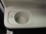 カップホルダーは運転席や助手席からちょうど手の届く位置です!!