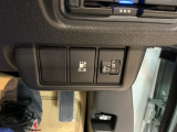急速充電は車内のボタンを操作して開け、あとは充電コネクターを差すだけで充電開始します。簡単な充電操作と、フタの開け方を変えることで差し間違いを防げる安心感。