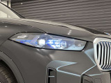 アダプティブLEDヘッドライトはステアリングを切った方向を照らします。