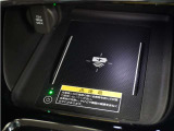 センターコンソールトレーはワイヤレス充電器(Qi(チー)規格)となっており、対応機種を置いておくだけで充電可能です。