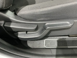 シートハイトアジャスターが付いているので運転姿勢を調整するのに便利ですね。身長に合ったシートポジションは安全運転や疲労軽減にもつながります。