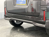 【後退時ブレーキサポート】リヤバンパーに4つの超音波センサーを内蔵し、車両後方にある障害物を検知。透明なガラスなども検知でき、コンビニの駐車場などでの衝突回避をサポートします。
