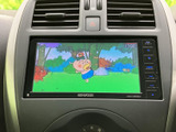 画面にはアニメーション映像が表示され、停車中のひとときに視聴を楽しめます。中央に大きく映像が表示される見やすい構成で、画面脇には操作ボタンも配置されています。