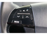 運転中に手を離さなくてもハンズフリー電話や音声認識、オーディオ操作が出来るステアリングスイッチ付。走行中に視線を逸らさず出来る手元操作は安全運転につながります。