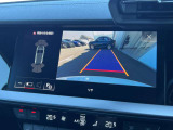●バックカメラ『駐車や後方の視界をサポートするための重要な機能です。多くのモデルに標準装備またはオプションとして搭載、リアバンパーに取り付けられたカメラが後方の映像を車内のディスプレイに表示します』