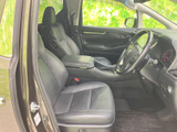 運転席と助手席はゆったりとした空間で、前方や左右の窓から周囲を確認しやすい印象です。シートやアームレストも備わり、乗り降りの際にも落ち着いて過ごせます。