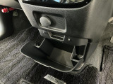 【インパネロアボックス】インパネの中央下部にはボックスが装備されております。CDの収納やゴミ箱として使用すれば車内空間がきれいに保たれます♪