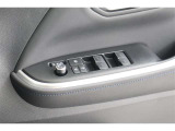 《パワーウインドウスイッチ》車の基本装備のひとつのパワーウインドウです。オート機能もあって、押し方の強弱で調整も出来ます。