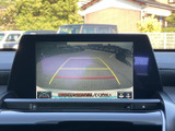 車両後方の映像とガイドラインが画面に表示され、駐車時の後方確認をサポートします。周囲の状況を画面で確かめながら、落ち着いて駐車操作を行いたい方に便利な装備です。