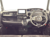 ★いつでも気持ちよく運転できて、使い勝手のいい収納や体をケアするシート、細部にまでこだわったインテリア♪