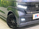 【LEDヘッドライト】悪天候や夜間走行時も良好な視界を確保し安心して運転できる高輝度LEDヘッドライトを装備!点灯速度が早く、消費電力も抑えられています。