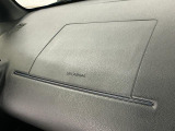 【助手席エアバッグ】SRSエアバッグとはシートベルトの働きを補助して衝突した時に乗員の衝撃を軽減するシートベルト併用式エアバッグ。前面衝突時に瞬時に膨らみ、頭部と胸部の衝撃を軽減します。