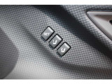 運転席のシートポジションは2パターンまでメモリーできます、他の人がシートを動かしてもドアトリムのスイッチでワンタッチで元通りに戻せます