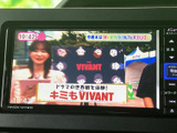 停車中に映像やテレビを楽しめる画面を備え、休憩時間の過ごし方にも幅が広がります。表示が見やすく、メニュー類も近くにまとまっているため扱いやすい印象です。