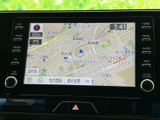 地図上に現在地や周辺の道路、施設名を表示し、目的地までのルート確認に役立ちます。画面下の案内表示も見やすく、お出かけ先での道順確認を手軽に行えます。