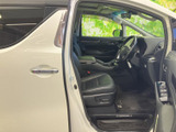運転席まわりはシートに座った際の視界が広く、前方や周囲を確認しやすいレイアウトです。落ち着いた色合いの室内で、足元にもゆとりがあり、運転する方がくつろいで過ごせる空間です。