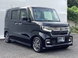 狭い駐車場でも、スライドドアならチャイルドシートへのお子さまの乗降や荷物の積載もスムーズ。とても便利な【両側電動スライドドア】ドアハンドを少し引くだけでリアドアが自動開閉します。