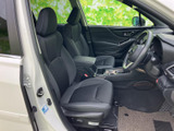 前席はシートに身体を預けやすい形状で、運転席からの視界も広く感じられます。ドアを開けたときの乗り降りもしやすく、すっきりした室内で過ごせます。