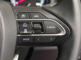 レーダークルーズコントロール(全車速追従機能)付きです。前方車両の車速に応じて追従機能してくれるので、ロングドライブも快適です。詳細は販売店スタッフまでお尋ねください。
