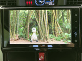 停車中にテレビ番組などの映像を楽しめるモニターを装備。画面が見やすく、休憩時間や待ち合わせの合間も車内で過ごすひとときを快適に演出してくれます。