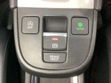セレクトレバーの下に電子制御パーキングブレーキがあります。スイッチひとつで、停車した地点の傾斜などをシステムが検知・判断してブレーキ力を自動的に制御し、しっかり停車できるパーキングシステムです。