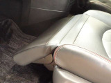助手席とセカンドシートにオットマン機構を装備しています。姿勢や好みに合わせて、まるでリビングでくつろいでいるような、ゆったりと足を伸ばしたポジションをとることができます。