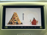 停車中にテレビ番組を視聴でき、画面上で映像や字幕を確認できます。待ち時間などにも活用しやすく、画面下には操作項目がまとまっているため、内容を見ながら選べます。