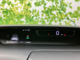 速度やシフト位置などの情報がまとまり、運転中にも確認しやすい表示です。車両の周囲を示す案内もあり、必要な情報をひと目で把握しやすくなっています。