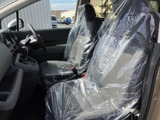 前席は視界が開けた配置で、運転席から周囲の状況を確認しやすい室内です。座面と背もたれにはゆとりがあり、助手席の方にも落ち着いて過ごしていただけます。