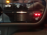 運転席には、【シートヒーター】が装備されています。温度調整も切り替えができお好みの設定で快適なドライブを楽しめます。腰から下が暖まると、暖房よりも体があったまりますよ。