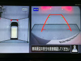 【アラウンドビューモニター】まるでクルマを真上から見ているようなアラウンドビューモニターで運転をサポート。運転席から見えにくい車の四隅や後方もモニターでしっかり見えます。