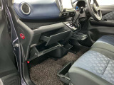 【グローブボックス】車検証や保険証、保険関連書類、整備用グローブなどの必要書類・小物を、助手席から運転席へすぐに取り出せる場所に整理して保管できます。車内の小物整理に役立ちます!
